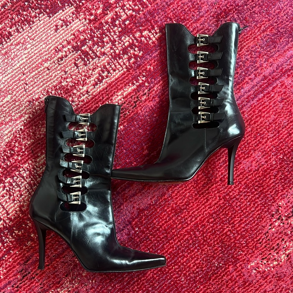 Vintage Stuart Weitzman with leather soles size 7 but fit like 6 1/2